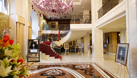 «Плисецкая. Полюс магии» в «Балчуге»: юбилейная выставка и гастросет к 100-летию балерины